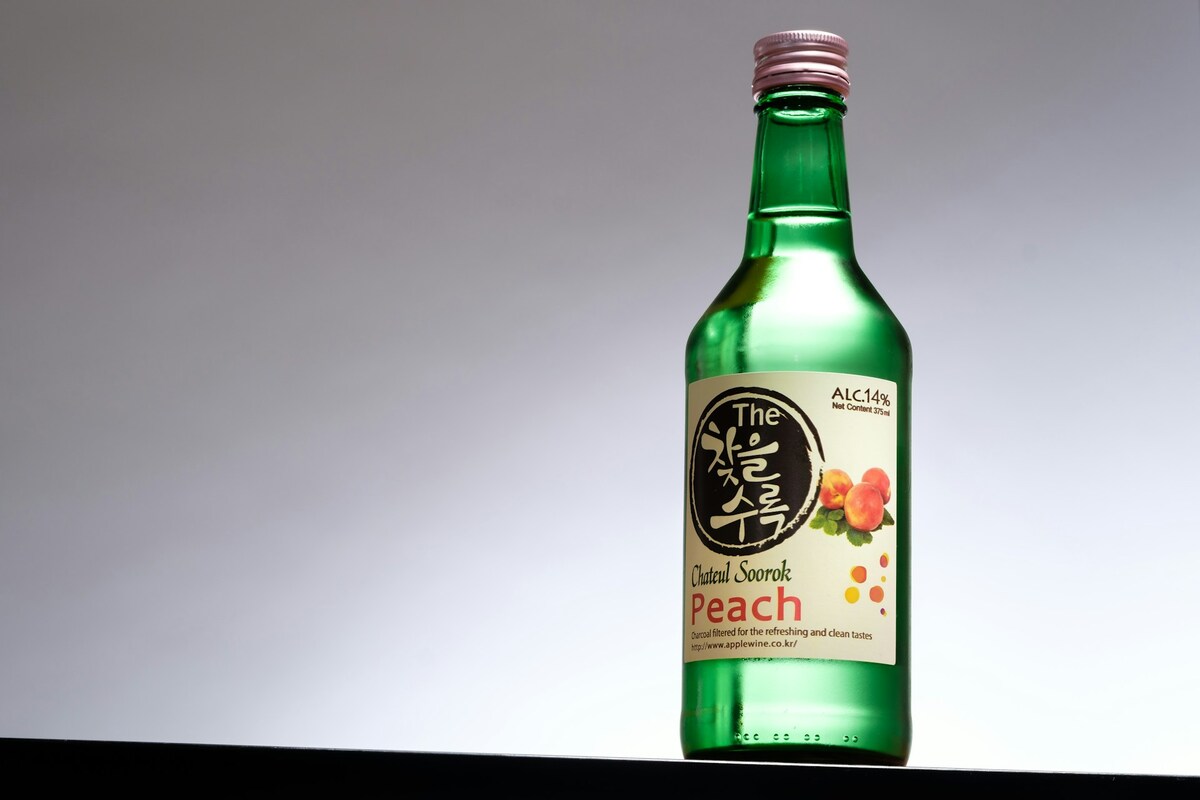 Butelka z soju marki Chateul Soorok butelka z soju marki chateul soorok na krzywej płaszczyźnie