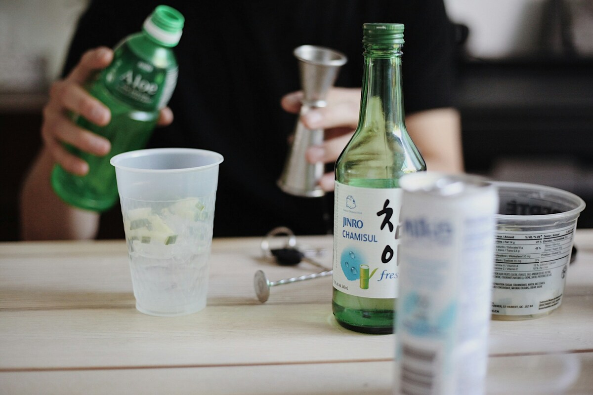 Drink z soju przygotowywany przez barmana drink z soju przygotowywany przez barmana