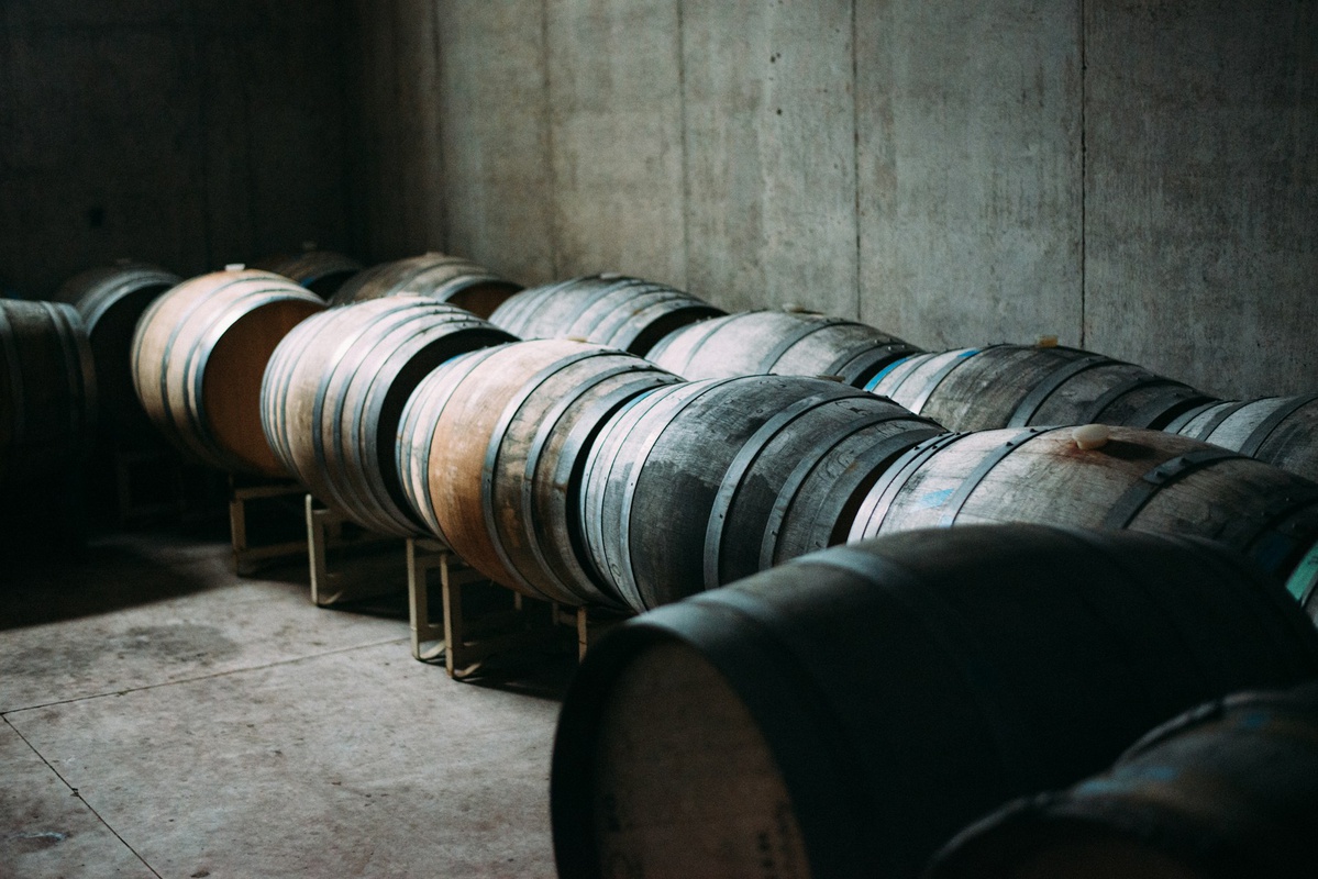 Beczki w magazynie
