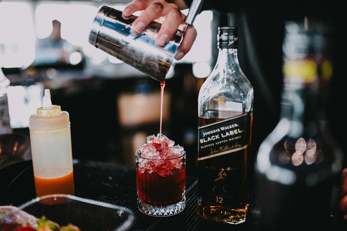 Johnnie Walker Black Label w drinku drink o czerowanym zabarwieniu z dodatkiem johnnie walker black