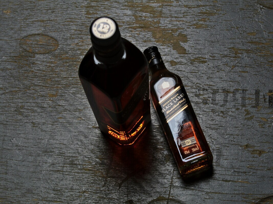 Dwie butelki Johnnie Walker Black dwie butelki johnnie walker w różnych pozycjach