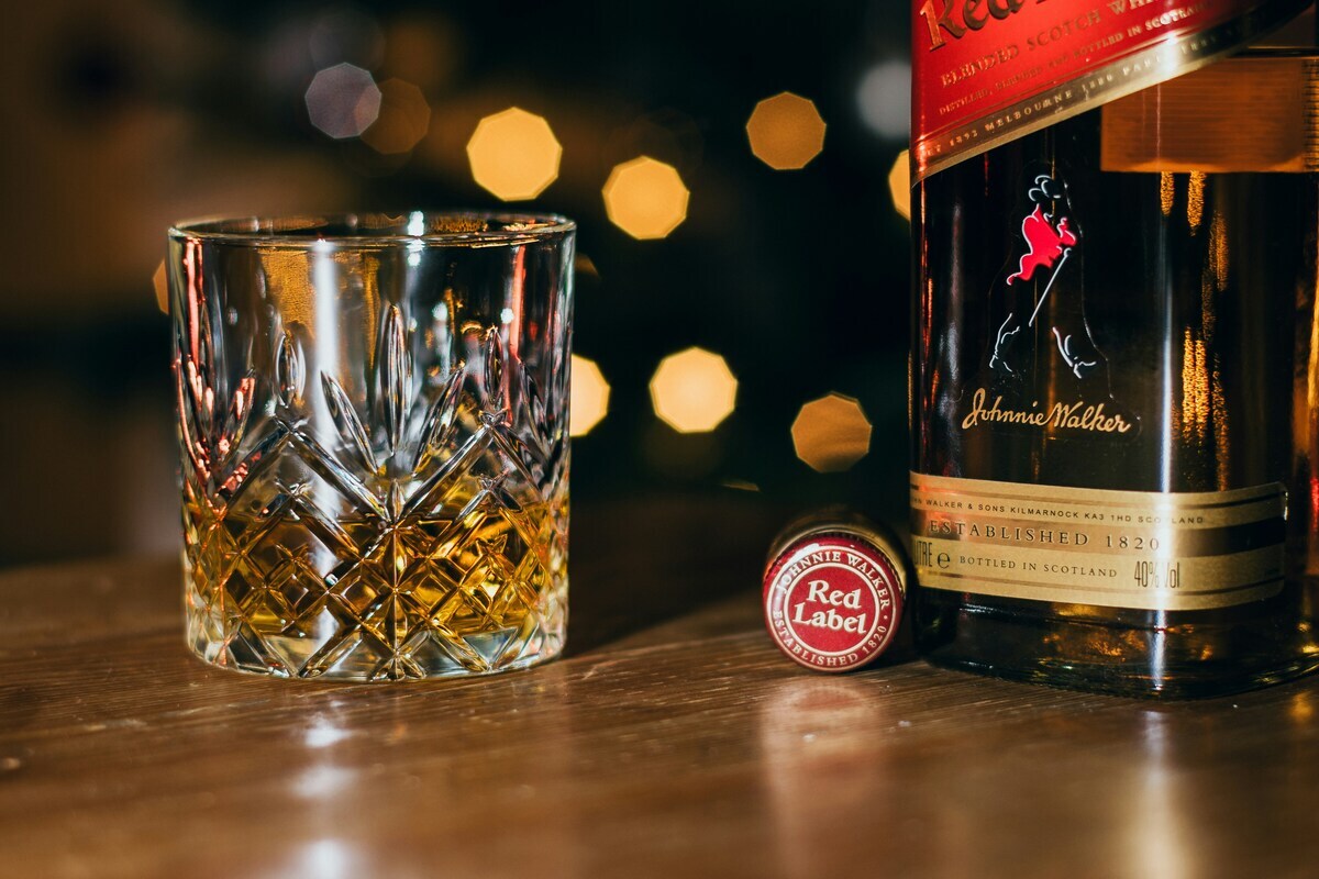 Johnnie Walker nalany do szklanki johnnie walker nalany do szlanki