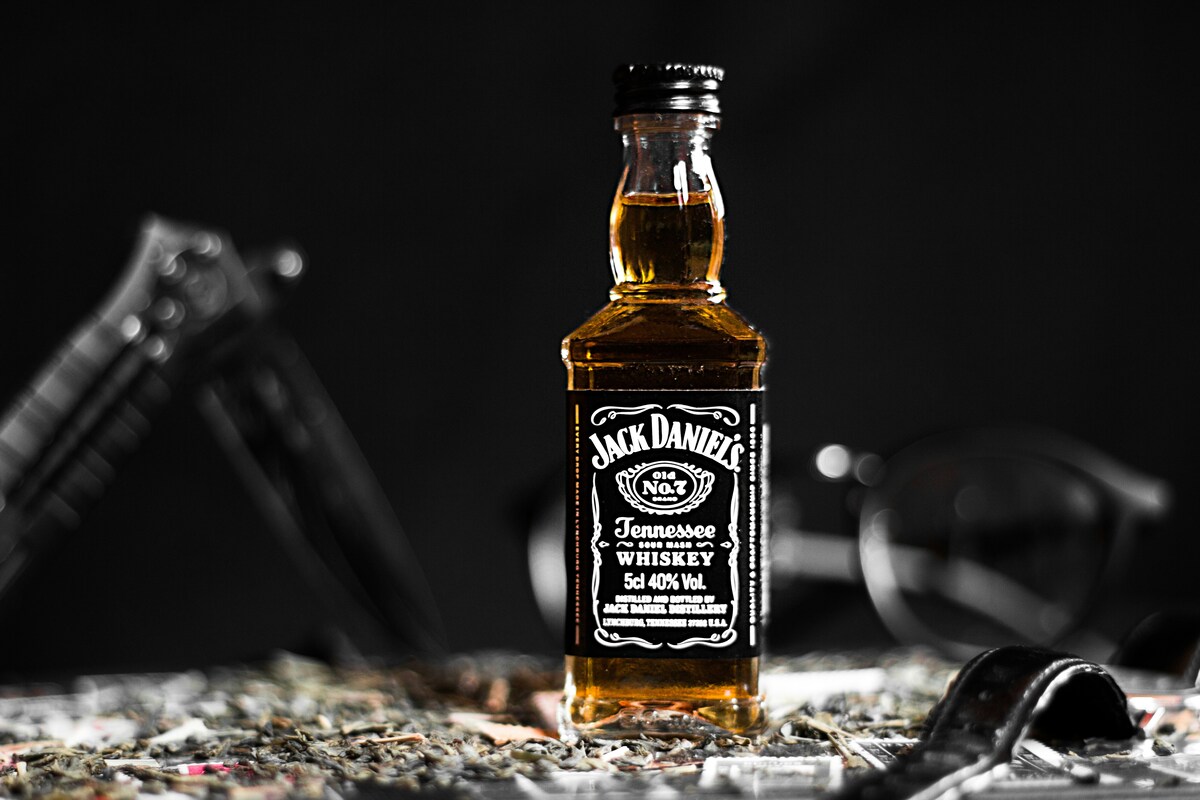 klasyczna butelka jack daniel’s, rozpoznawalna na całym świecie