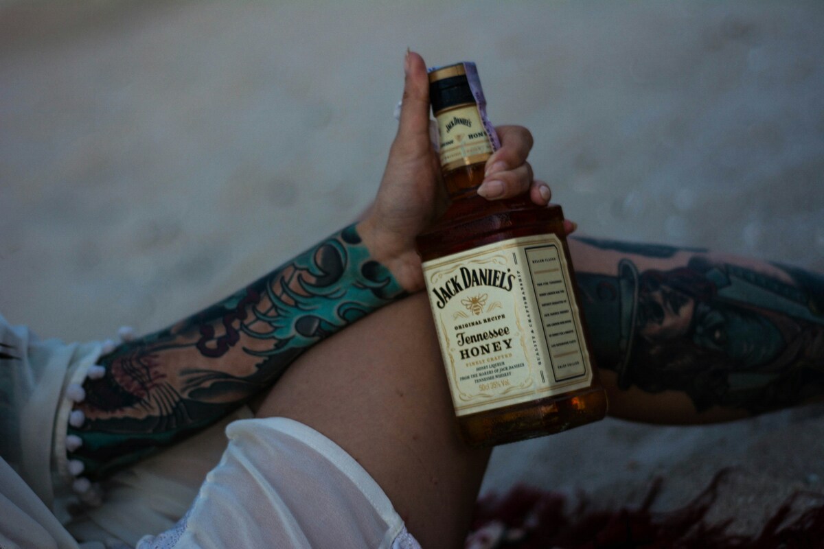 jack daniel’s honey w dłoni, gotowy do degustacji