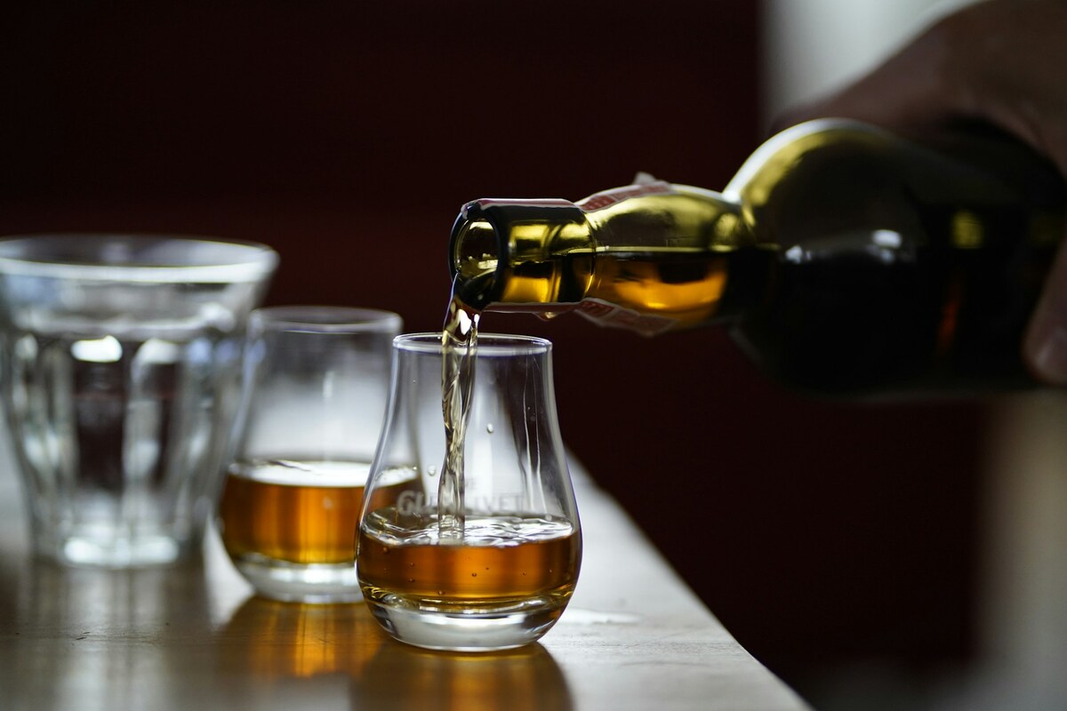 nalewanie-whisky-do-kieliszka.jpg nalewanie-whisky-do-kieliszka.jpg
