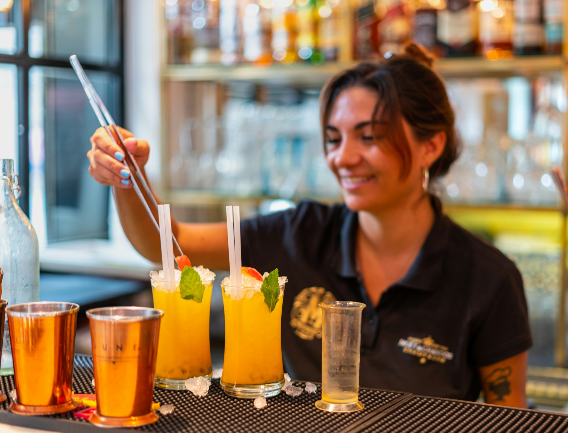 Barmanka serwujaca drinki Barmanka serwujaca drinki