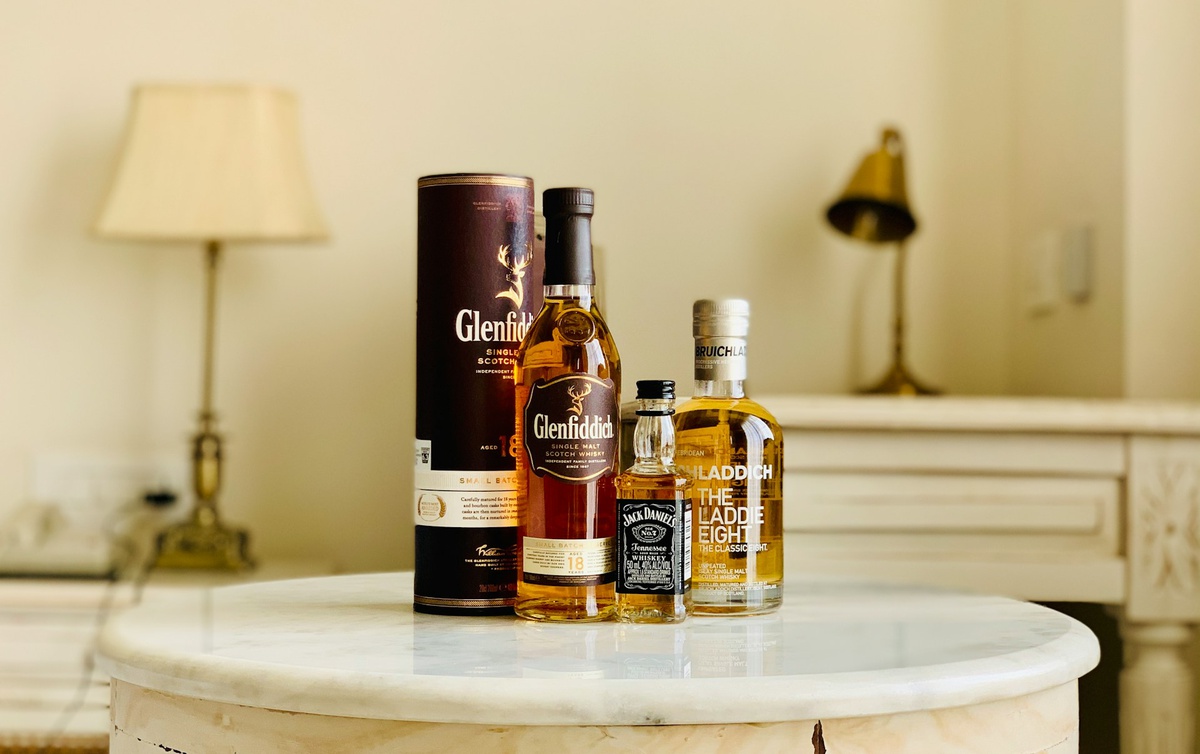 Kolekcja roznych whisky na stoliku
