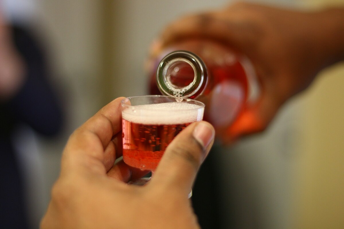 Nalewanie alkoholu do kieliszka zbliżenie na moment nalewania alkoholu do kieliszka – zapowiedź degustacji niezwykłego napoju.