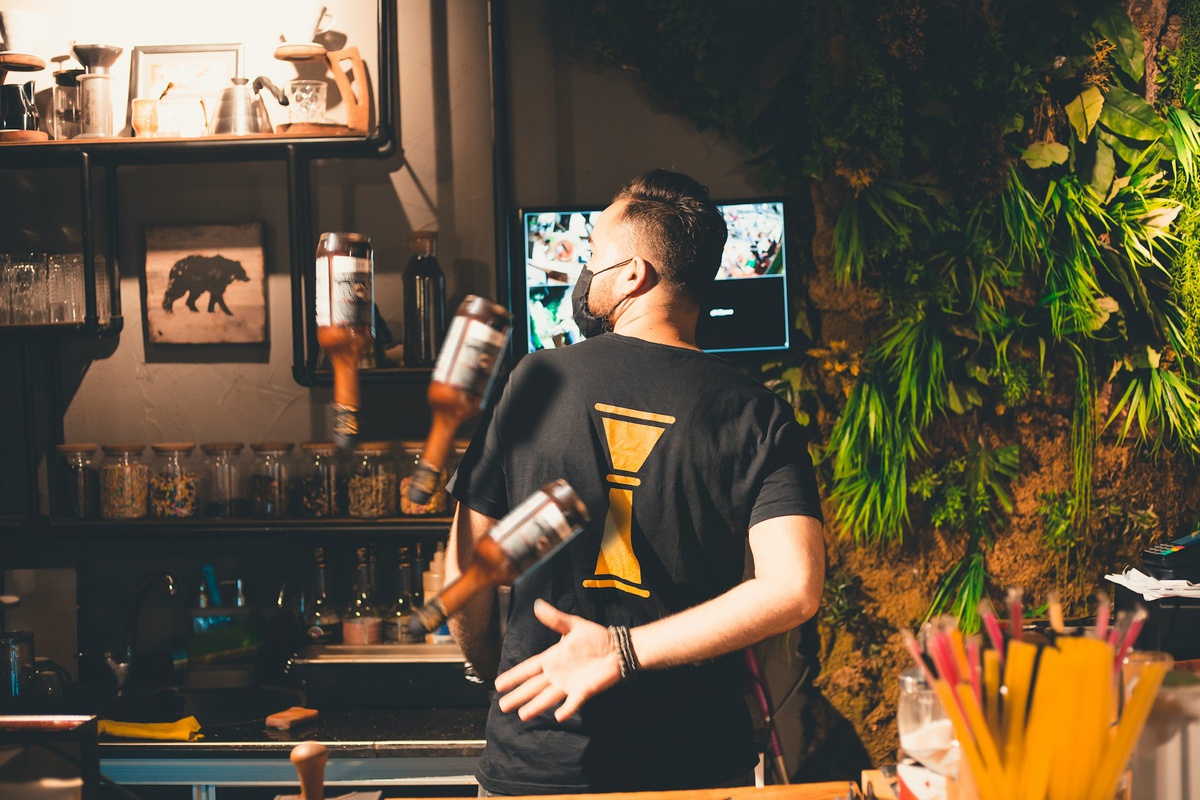 barman-zongluje-butelkami.jpg barman-zongluje-butelkami.jpg