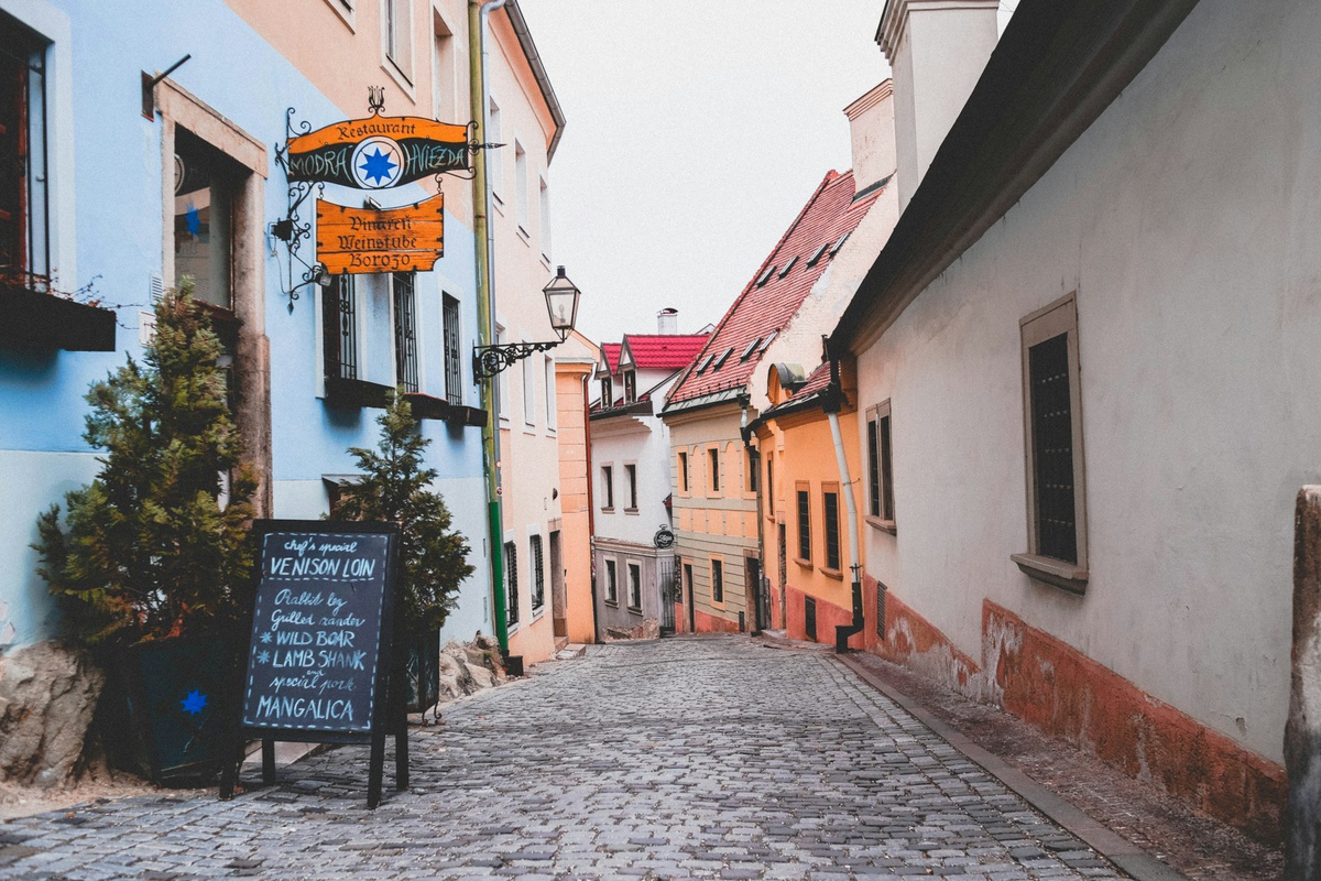 uliczka-w-bratyslawie-na-slowacji.jpg uliczka-w-bratyslawie-na-slowacji.jpg