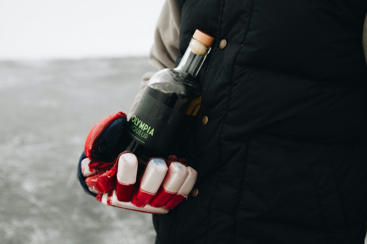 Likier kawowy na dloni