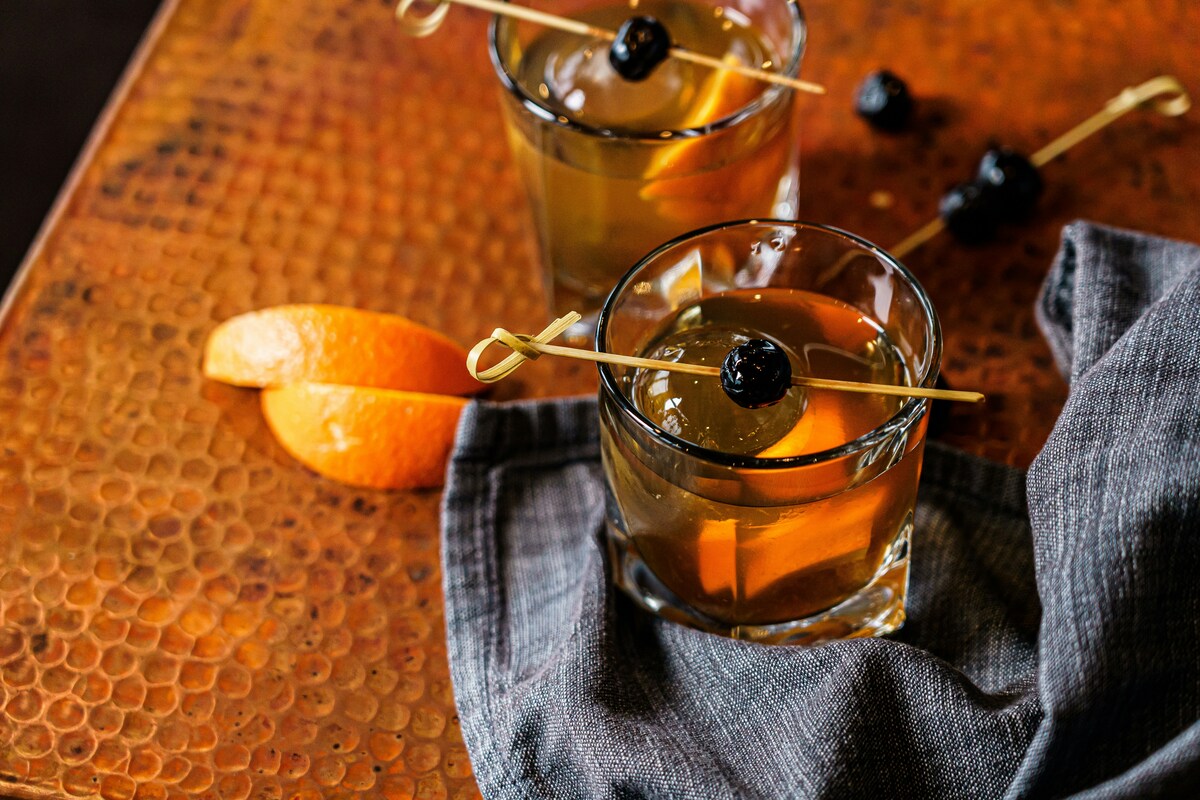 Elegancki drink z whisky szklanka pełna aromatu i klasy, która zaprasza do odkrywania bogactwa smaków