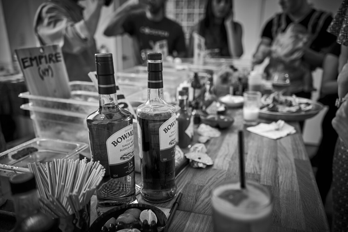 Whisky na stole podczas posiłku idealne połączenie smaków przy stole, gdzie whisky staje się towarzyszem wyjątkowych chwil