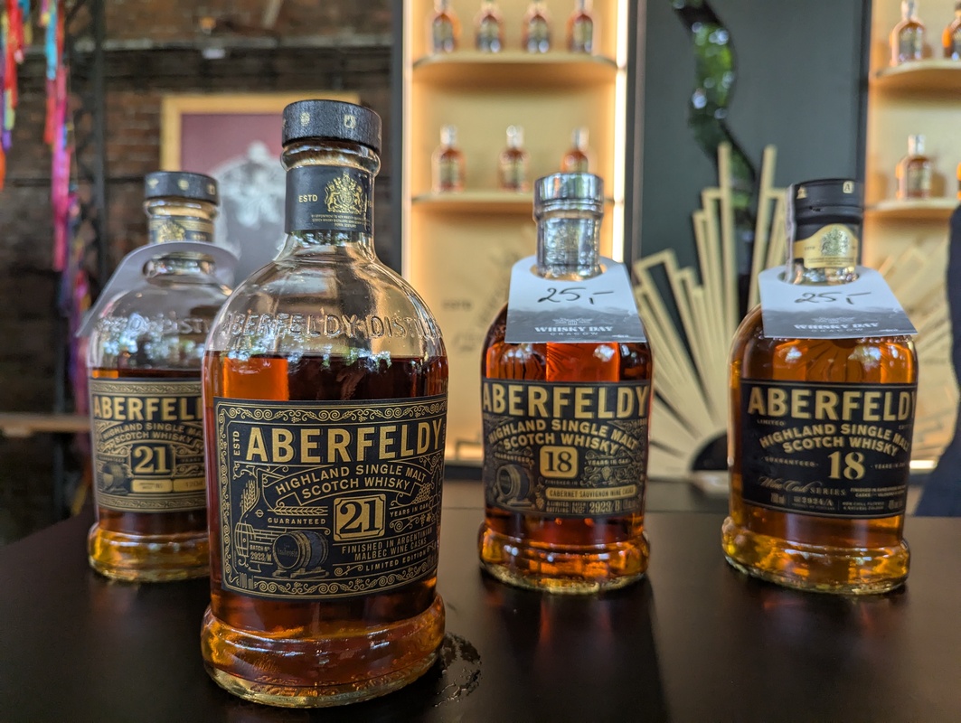 Butelki Aberfeldy – prezentacja szkockiej whisky na zdjęciu widoczne są butelki whisky aberfeldy ustawione na stole, przygotowane do degustacji podczas whisky day cracow 2025