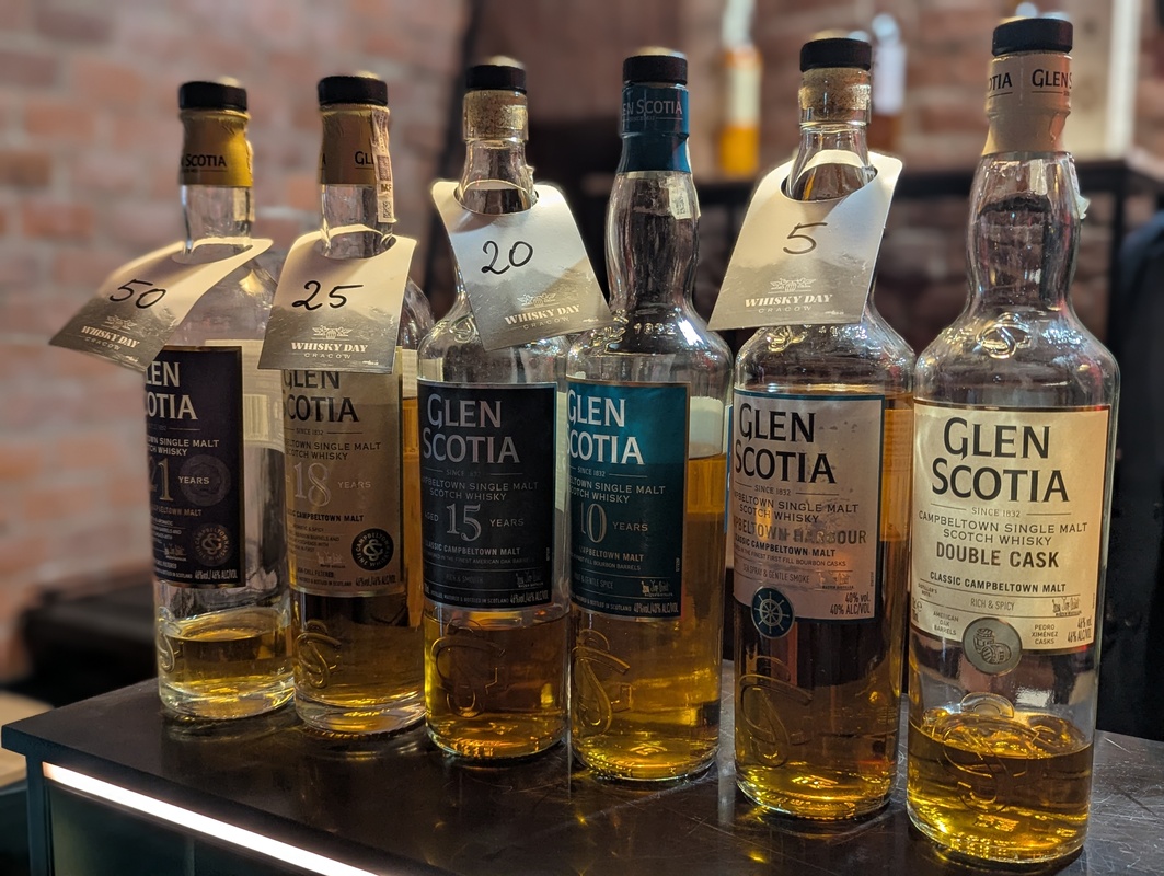 Stoisko Glen Scotia – ekspozycja szkockiej whisky na festiwalu na zdjęciu widoczne jest stoisko glen scotia, z butelkami whisky i materiałami promocyjnymi, podczas whisky day cracow 2025